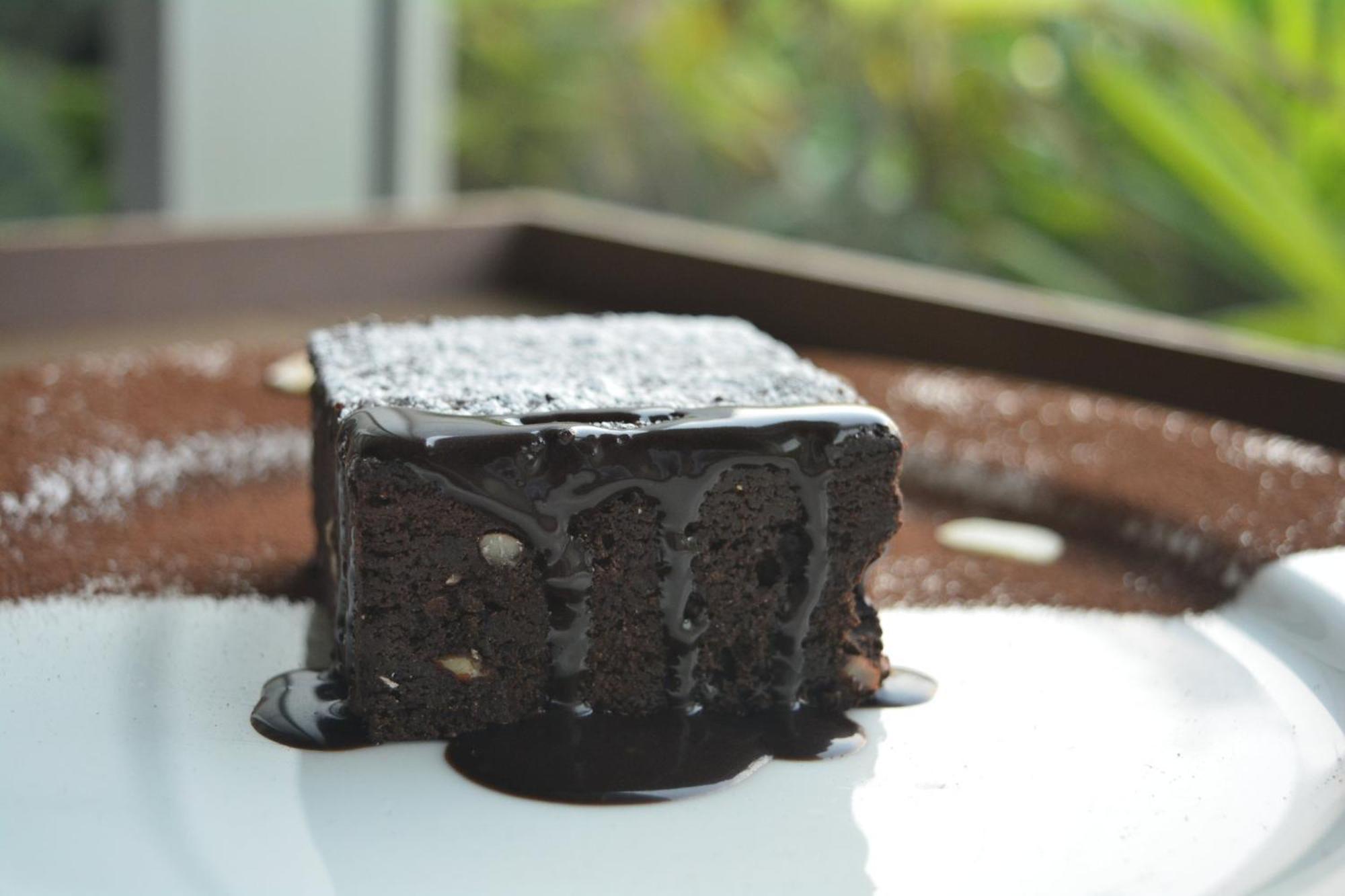 Holiday Inn New Delhi International Airport, An Ihg Hotel Exterior photo A chocolate cake