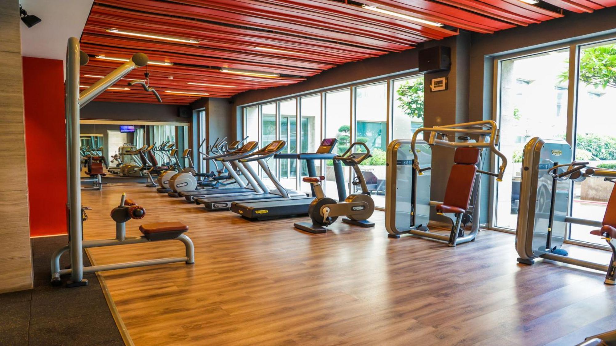 Holiday Inn New Delhi International Airport, An Ihg Hotel Exterior photo The gym at the hotel